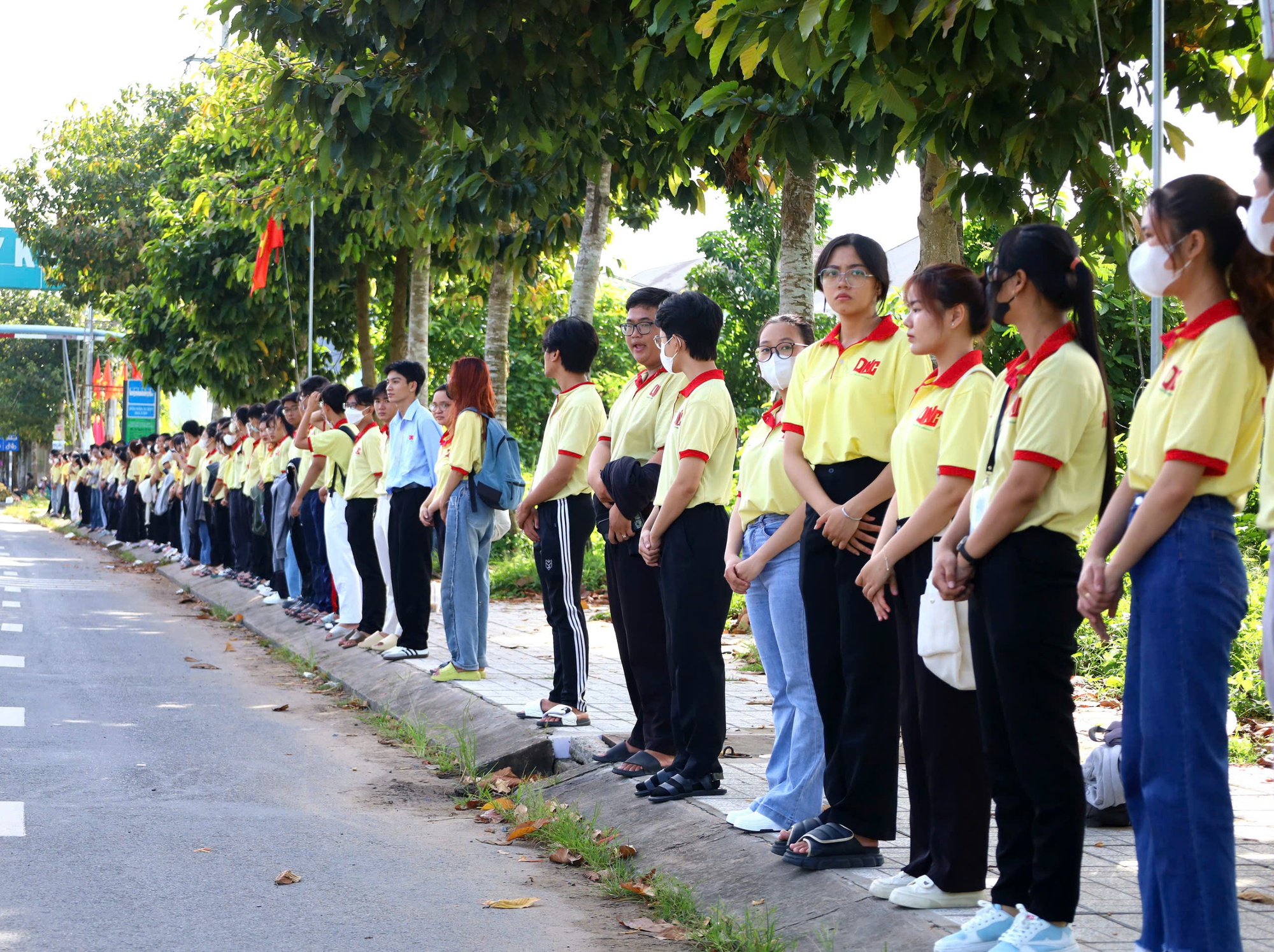 Nhiều người xếp hàng dài bên đường tiễn đưa GS-TS Võ Tòng Xuân- Ảnh 8.