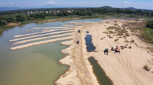 Hà Nội yêu cầu báo cáo vụ đấu giá mỏ cát gấp 70 lần giá khởi điểm - Ảnh 1.