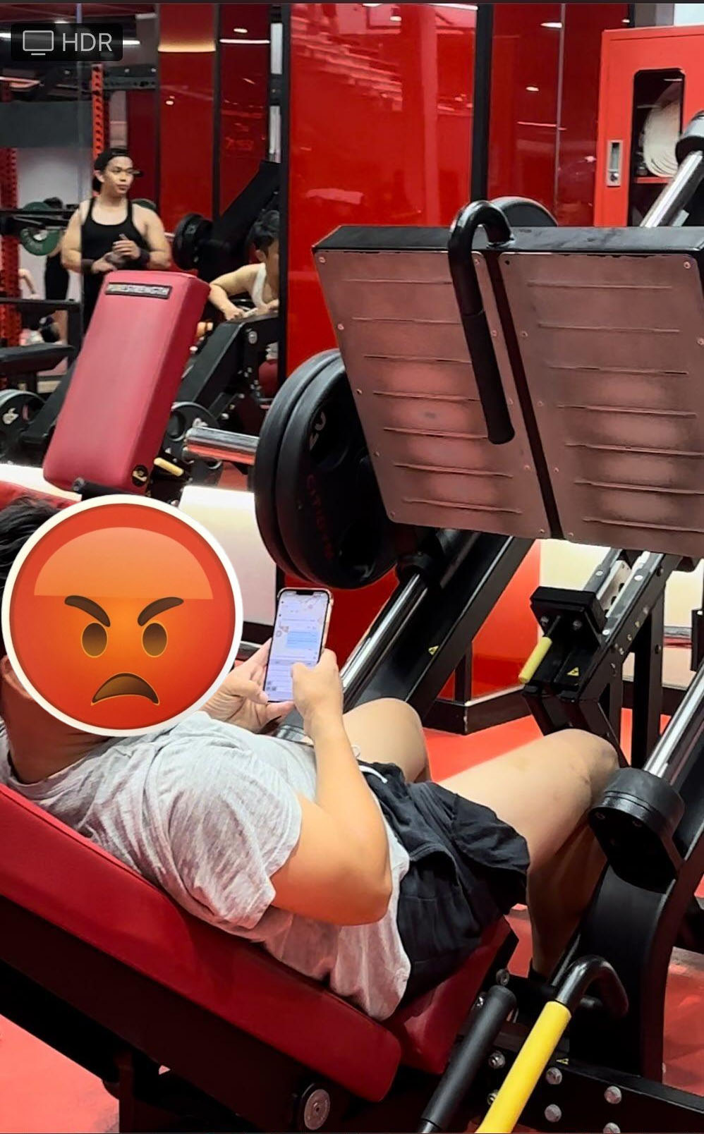 2 cô gái bị gã đàn ông cùng phòng gym chụp lén rồi gửi ảnh vào nhóm chat kèm ngôn từ thô tục, khi đối chất thì thách thức: "Anh đã làm gì các em chưa?" - Ảnh 3.