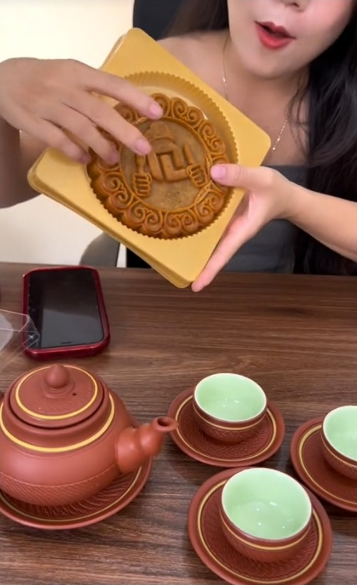 Dân tình đua nhau review bánh Trung thu của Quang Linh Vlogs: Vị mochi chà bông được khen hết lời, có người săn 3 phiên live mới mua được - Ảnh 12.