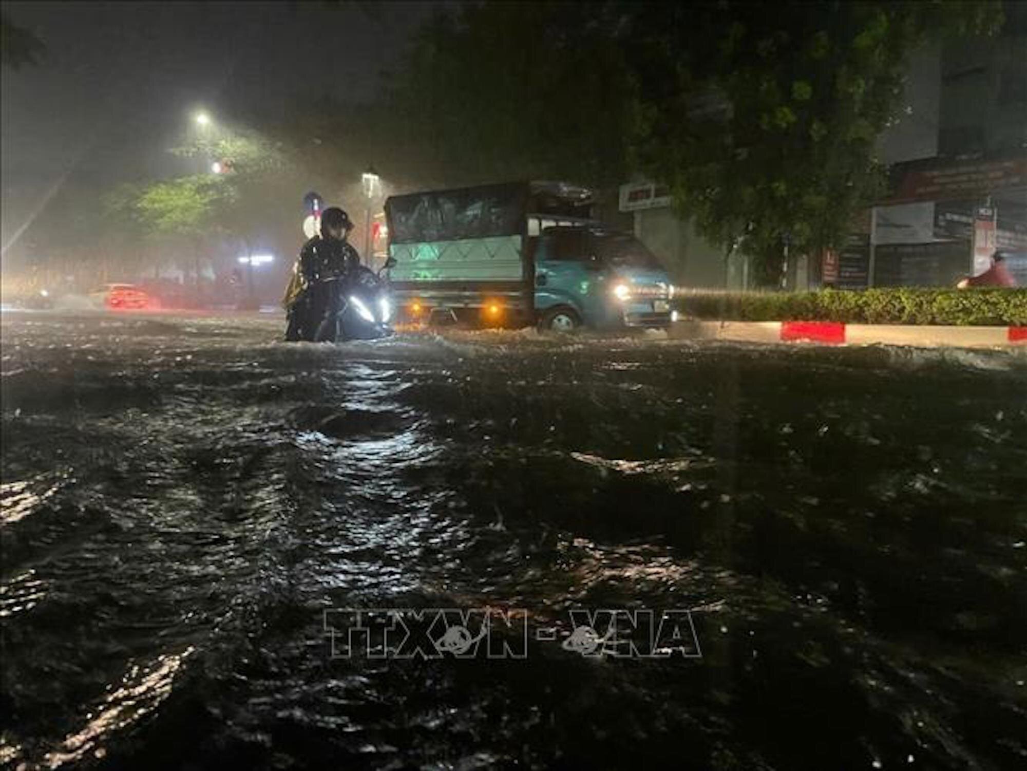 Mưa như trút nước trong đêm, nhiều tuyến phố Hà Nội ngập sâu, cây đổ la liệt - Ảnh 12.