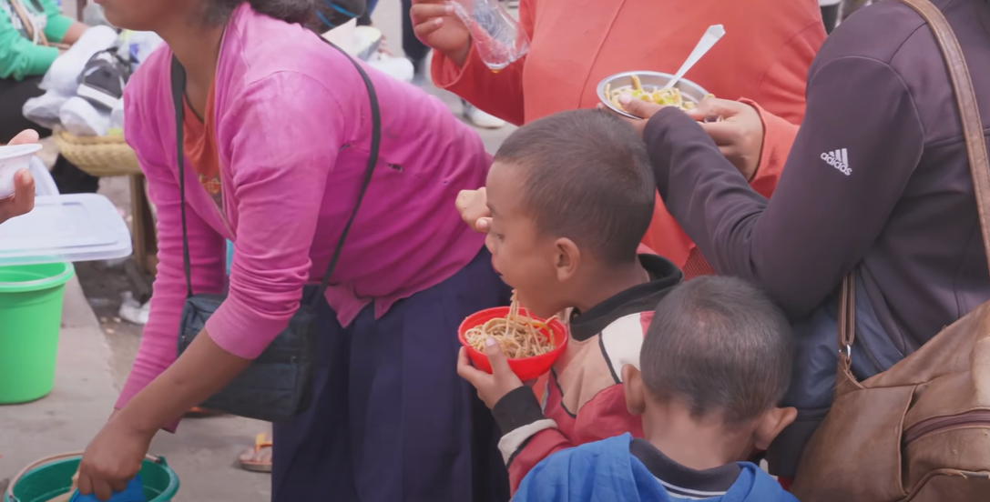 Theo chân Khoai Lang Thang khám phá ẩm thực đường phố nơi Quang Linh Vlogs sinh sống- Ảnh 58.