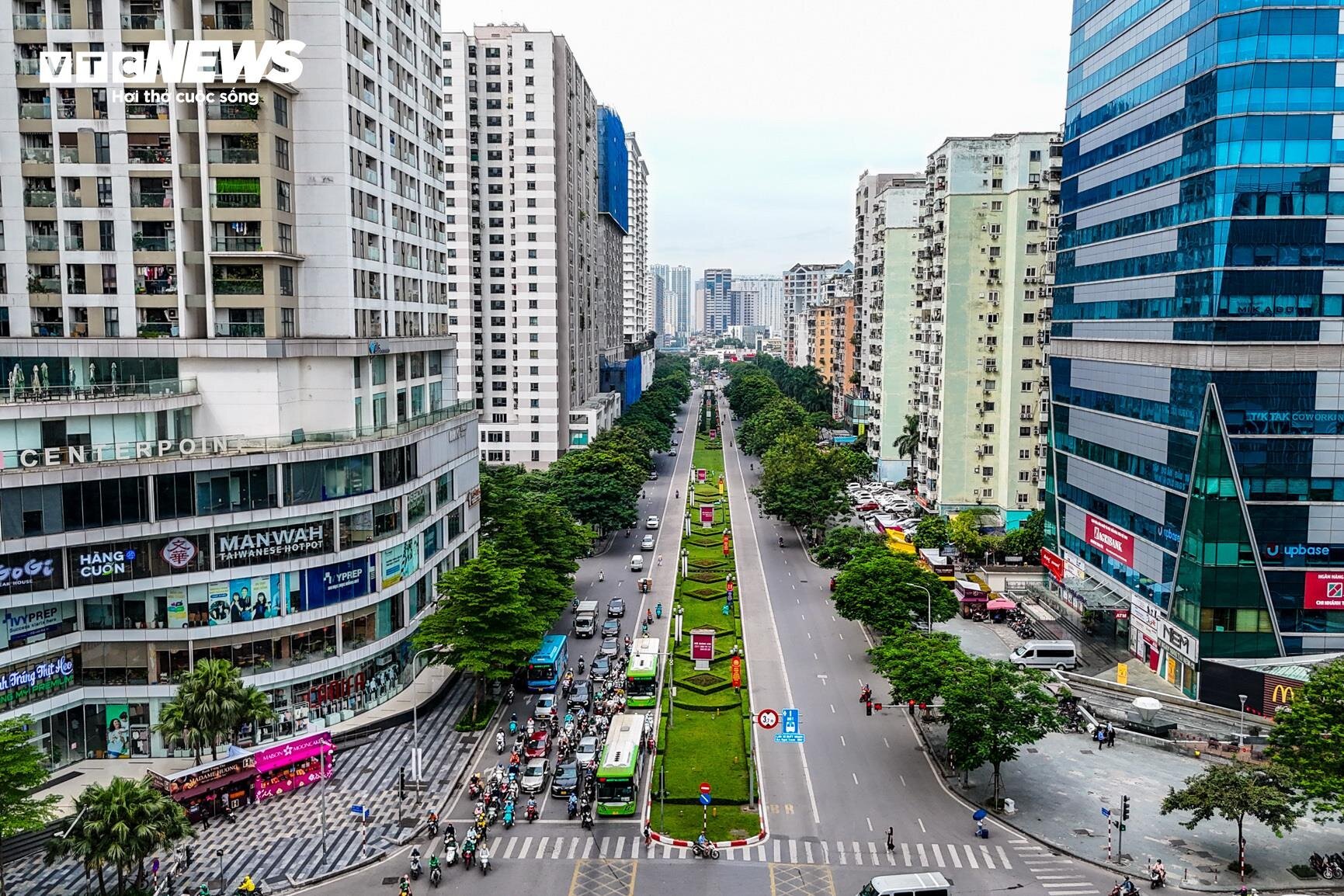 Nhìn từ trên cao 7 tuyến đường sắp bị xén vỉa hè, dải phân cách ở Hà Nội- Ảnh 1.