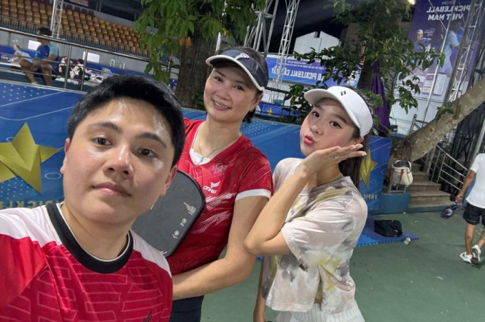 Ai rồi cũng phải chơi Pickleball: Hoa khôi bóng chuyền Kim Huệ lên đồ xinh đẹp đi "phẩy vợt"- Ảnh 2.