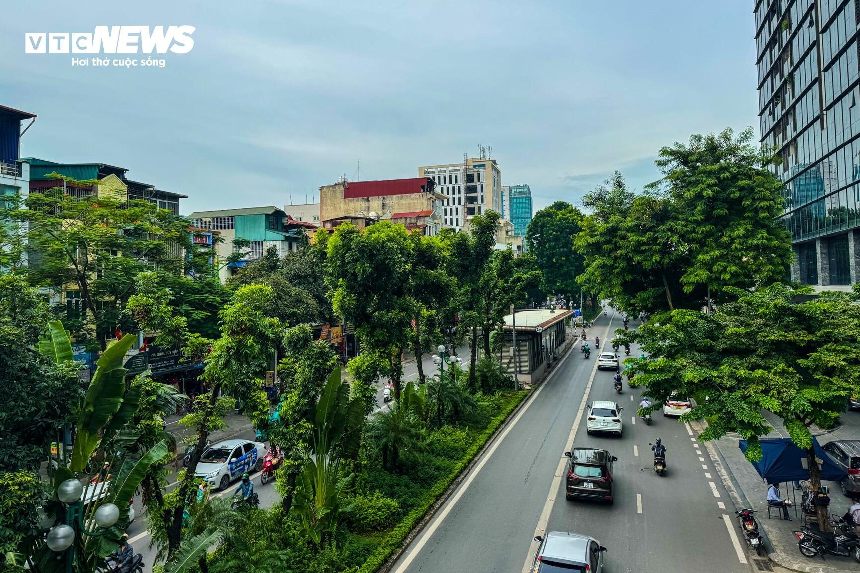 Nhìn từ trên cao 7 tuyến đường sắp bị xén vỉa hè, dải phân cách ở Hà Nội- Ảnh 12.