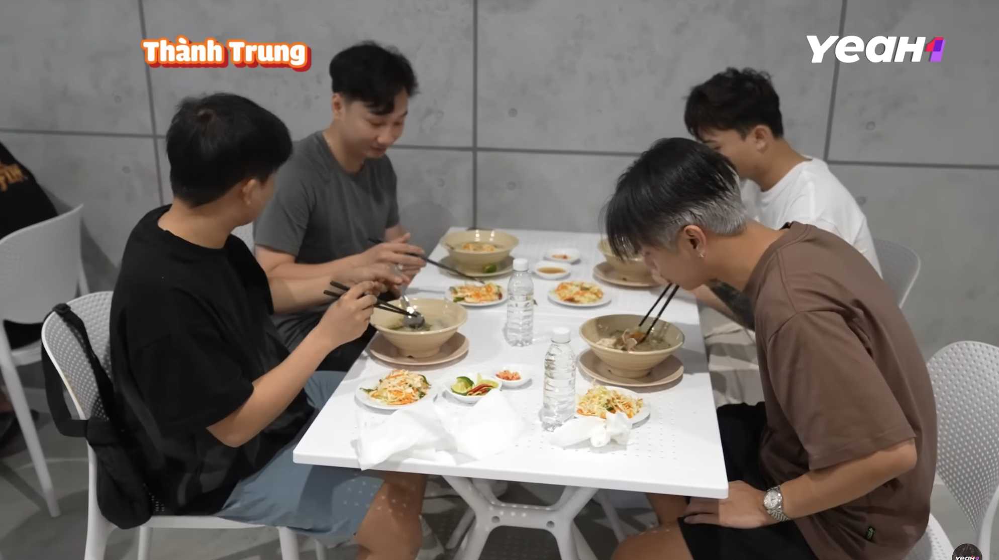 Bác Chất, chị Lượng trong "Anh Trai Chông Gai" là ai mà NSND Tự Long phải cúi đầu cảm ơn? - Ảnh 7.