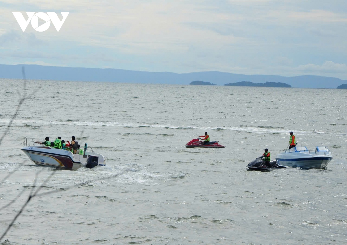 Nhân viên trò chơi tàu bay trên biển tử vong do bị cuốn vào chân vịt cano- Ảnh 1.