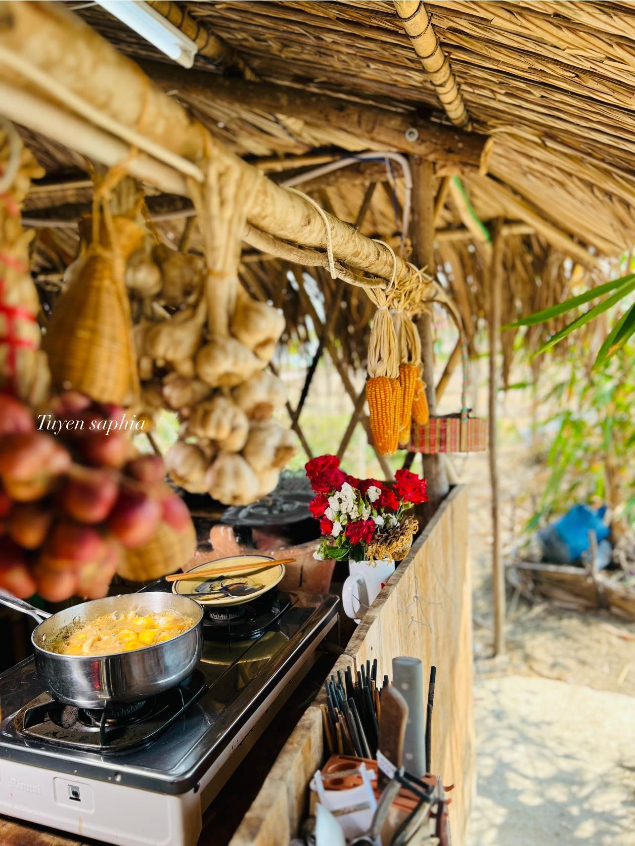 Đột nhập căn bếp của Tuyền Saphia với những vật dụng xưa huyền thoại tạo nên video triệu views - Ảnh 2.