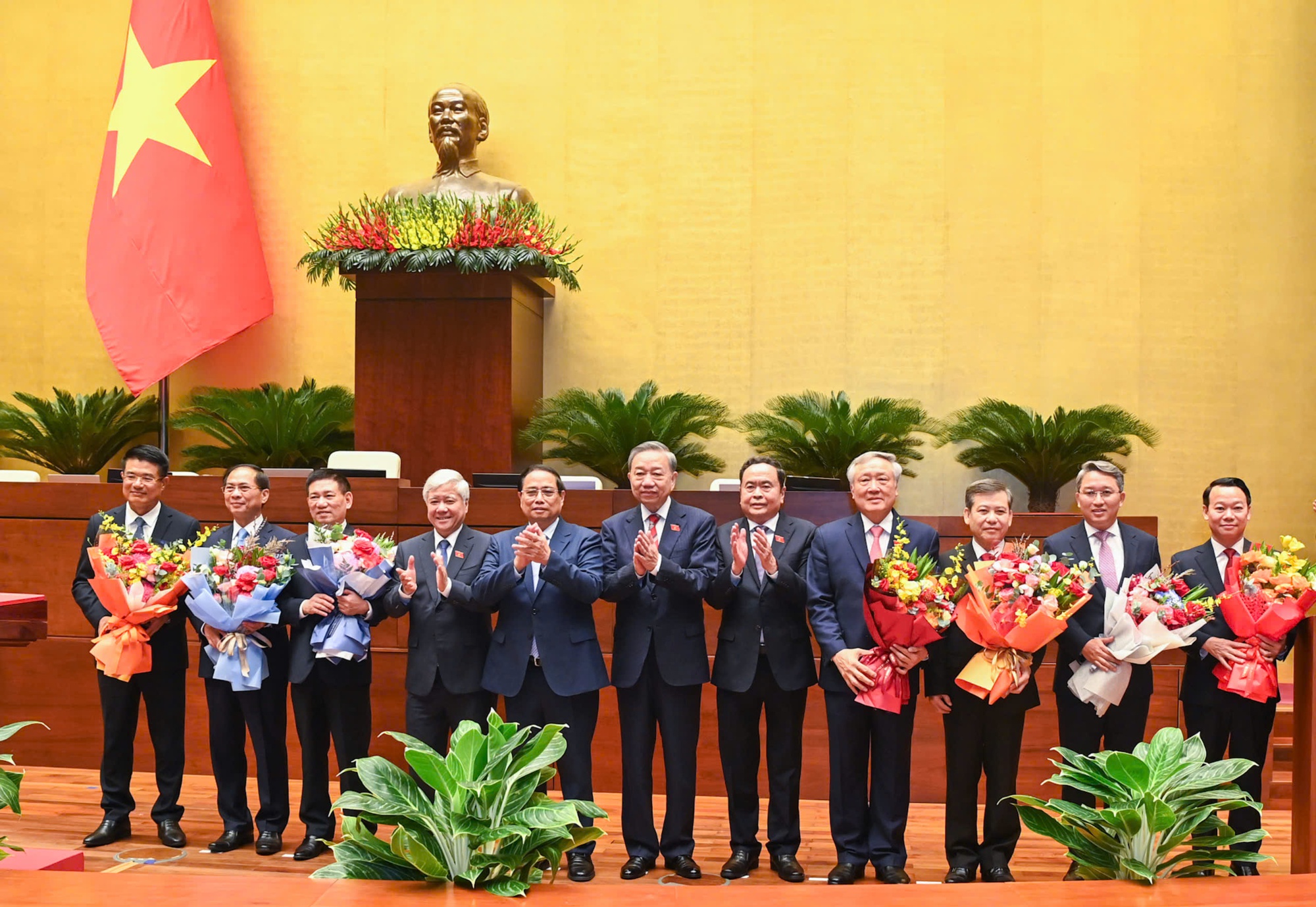 QUỐC HỘI TIẾN HÀNH PHÊ CHUẨN BỔ NHIỆM 3 PHÓ THỦ TƯỚNG, 2 BỘ TRƯỞNG; BẦU 2 NHÂN SỰ MỚI- Ảnh 1.