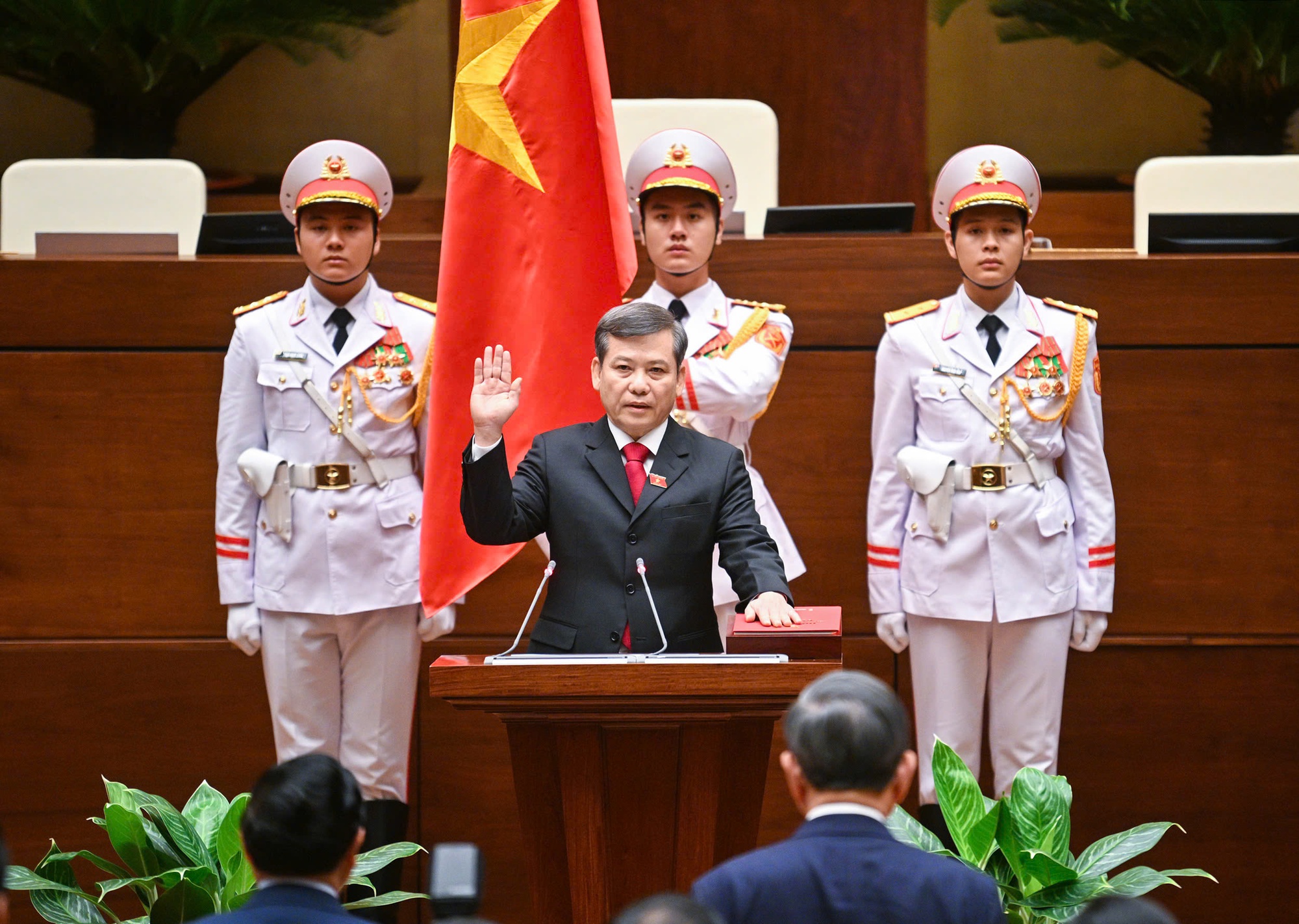 QUỐC HỘI TIẾN HÀNH PHÊ CHUẨN BỔ NHIỆM 3 PHÓ THỦ TƯỚNG, 2 BỘ TRƯỞNG; BẦU 2 NHÂN SỰ MỚI- Ảnh 2.