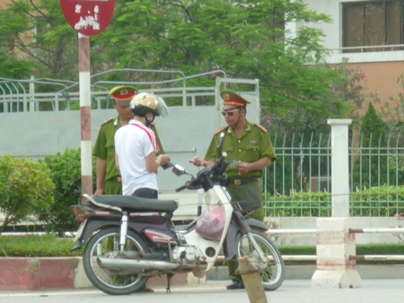 Đề xuất cấm công an, cảnh sát mặc trang phục CAND ngồi ăn, uống ở hàng quán vỉa hè - Ảnh 1.