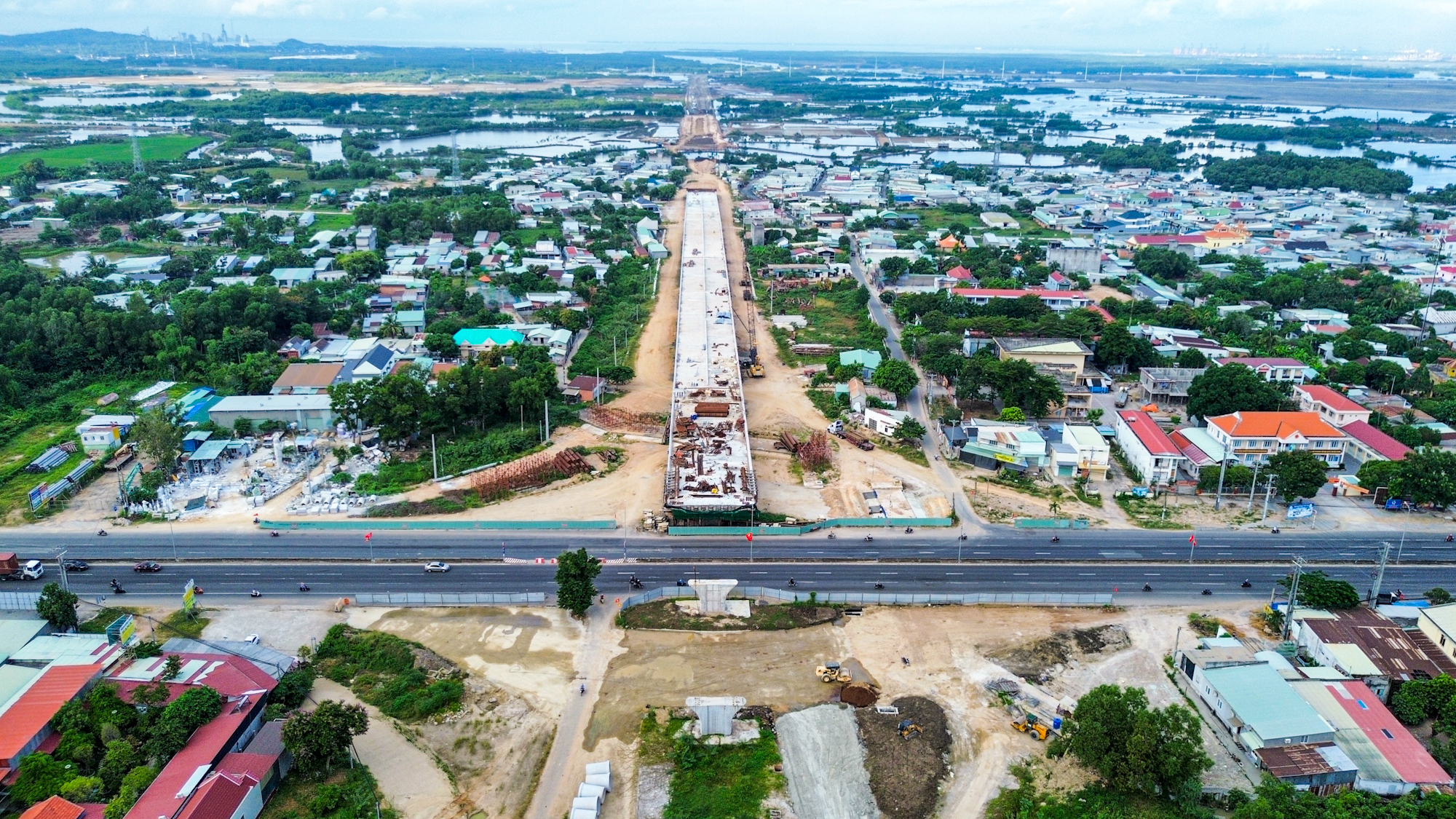 Cây cầu gần 5.000 tỷ dần lộ hình hài, kết nối huyện có nhiều khu công nghiệp nhất với cảng biển lớn thứ hai Việt Nam- Ảnh 10.