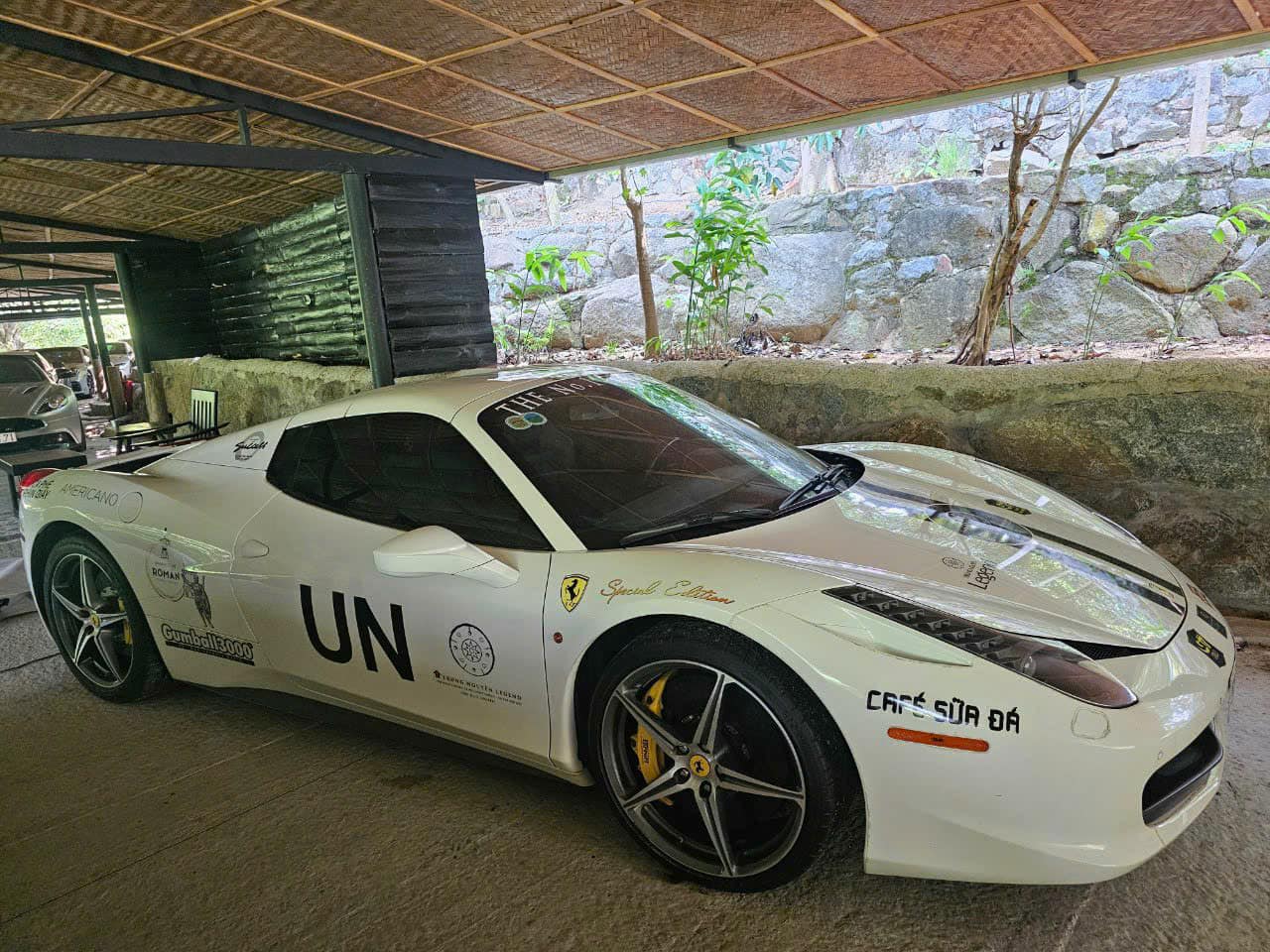 Loạt Ferrari của ông Đặng Lê Nguyên Vũ lộ ảnh lên tem chuẩn bị tham gia Gumball 3000, CĐM nhận xét: 'Vẫn thiếu nhiều siêu phẩm'- Ảnh 9.