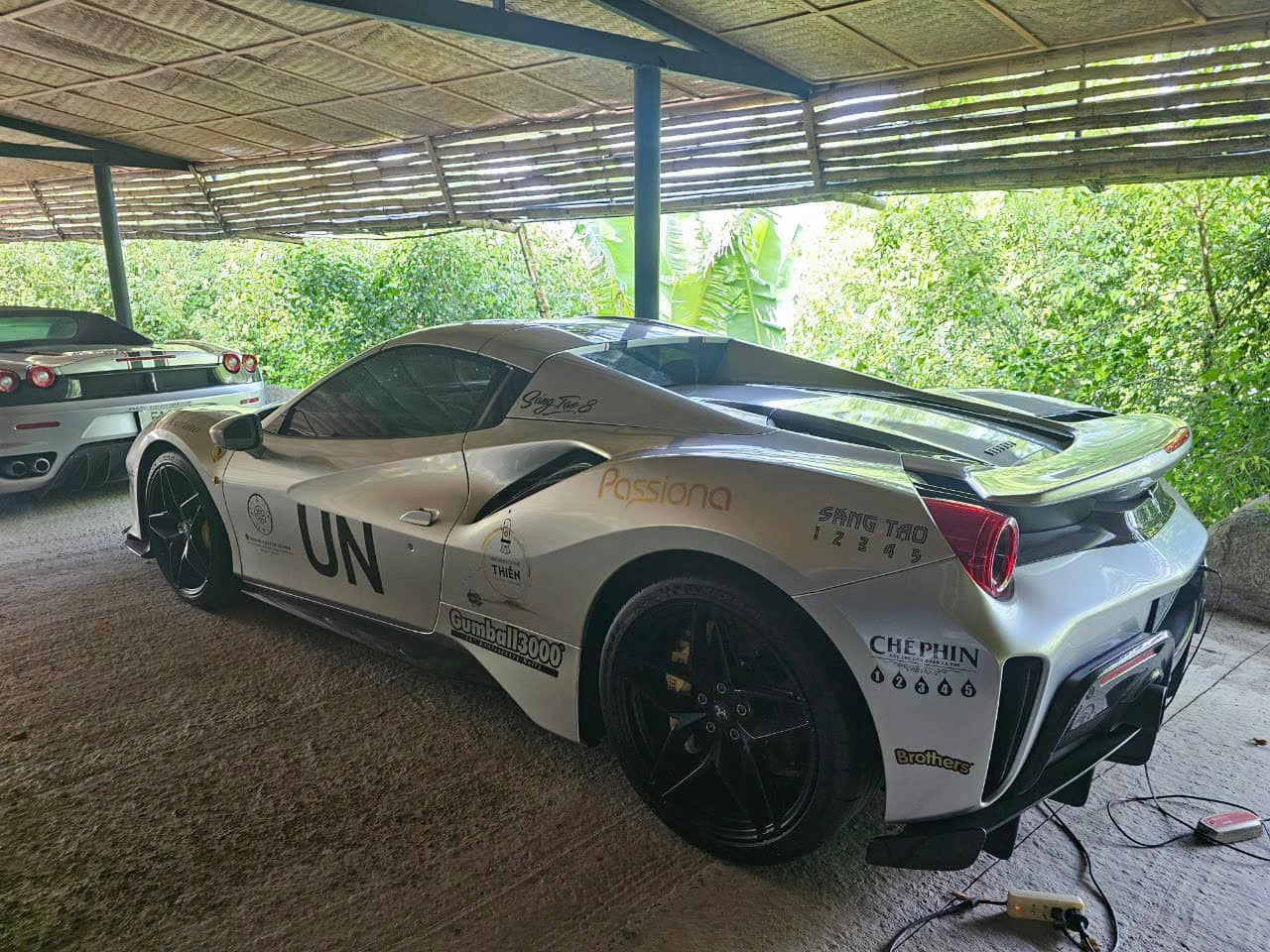 Loạt Ferrari của ông Đặng Lê Nguyên Vũ lộ ảnh lên tem chuẩn bị tham gia Gumball 3000, CĐM nhận xét: 'Vẫn thiếu nhiều siêu phẩm'- Ảnh 3.