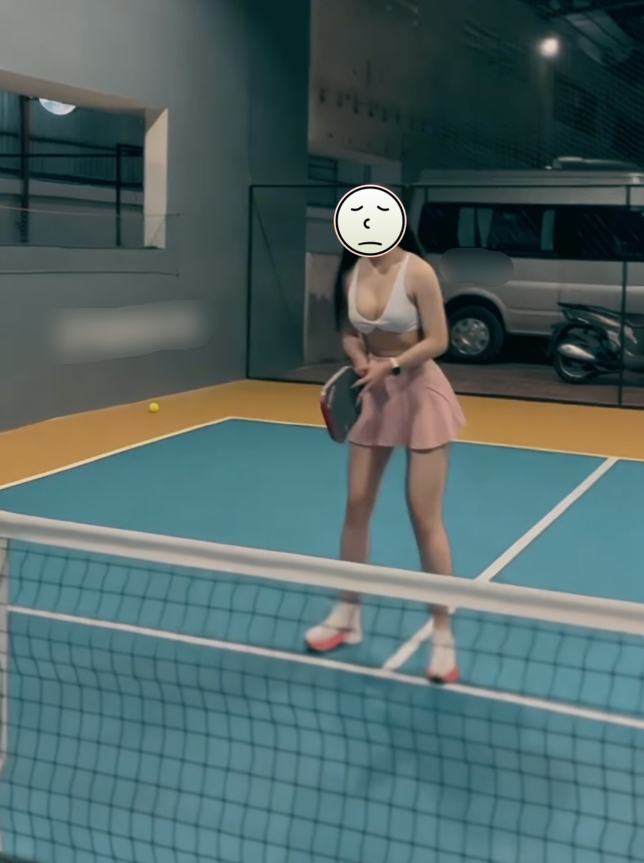 Mặc bikini 2 mảnh tạo dáng trên sân pickleball câu like: Phản cảm khủng khiếp!- Ảnh 5.