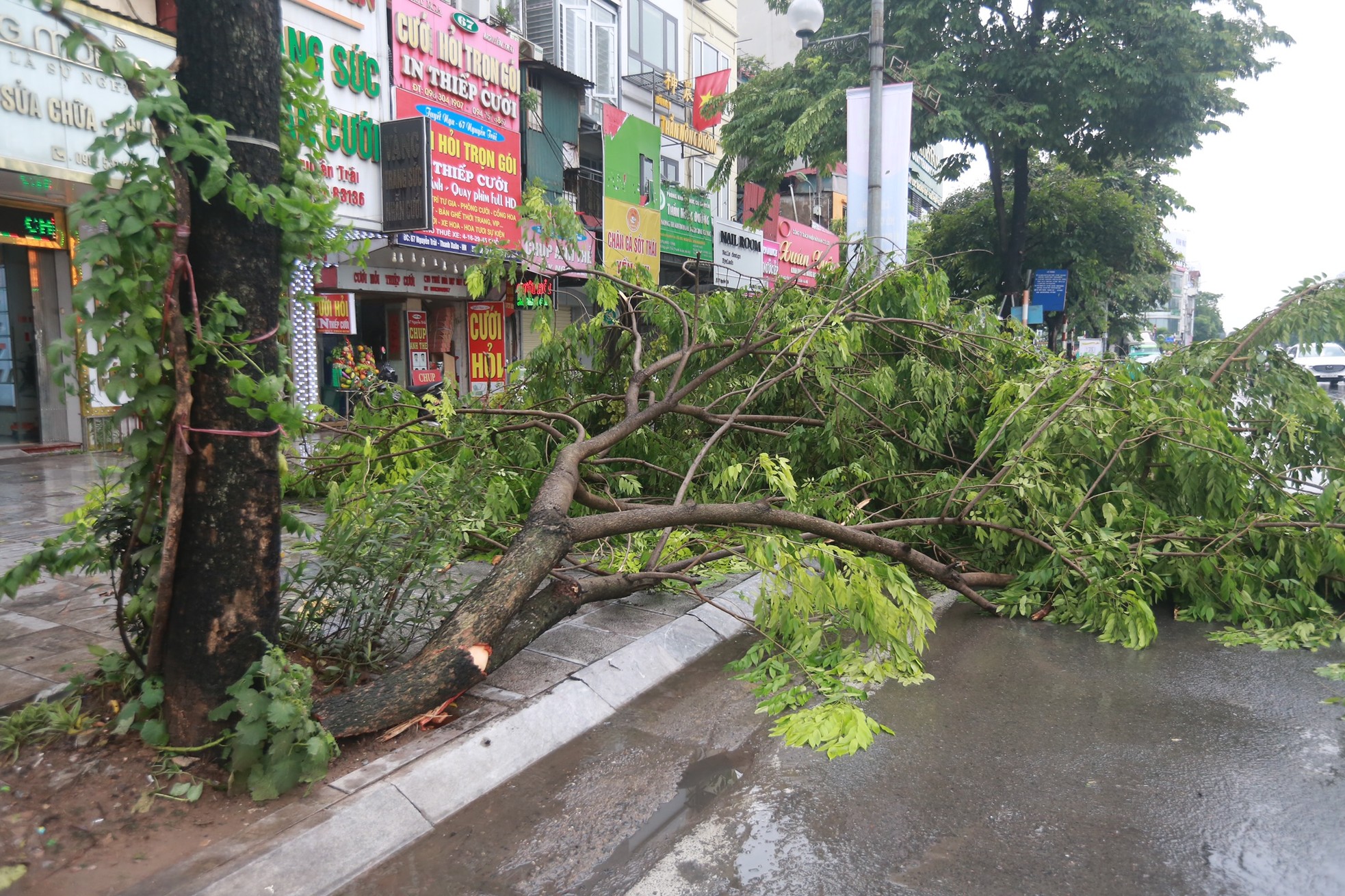 Cơn mưa dông bất chợt , đường phố Hà Nội ngập thành sông - Ảnh 25.