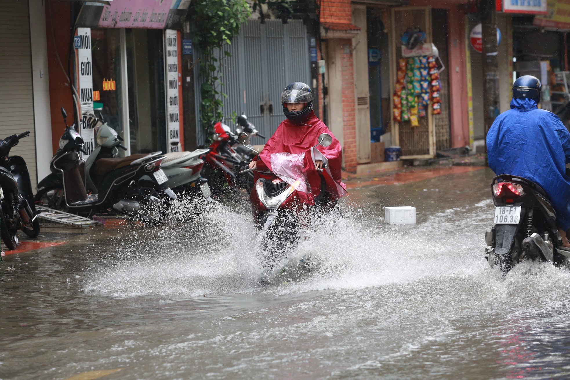 Cơn mưa dông bất chợt , đường phố Hà Nội ngập thành sông - Ảnh 12.