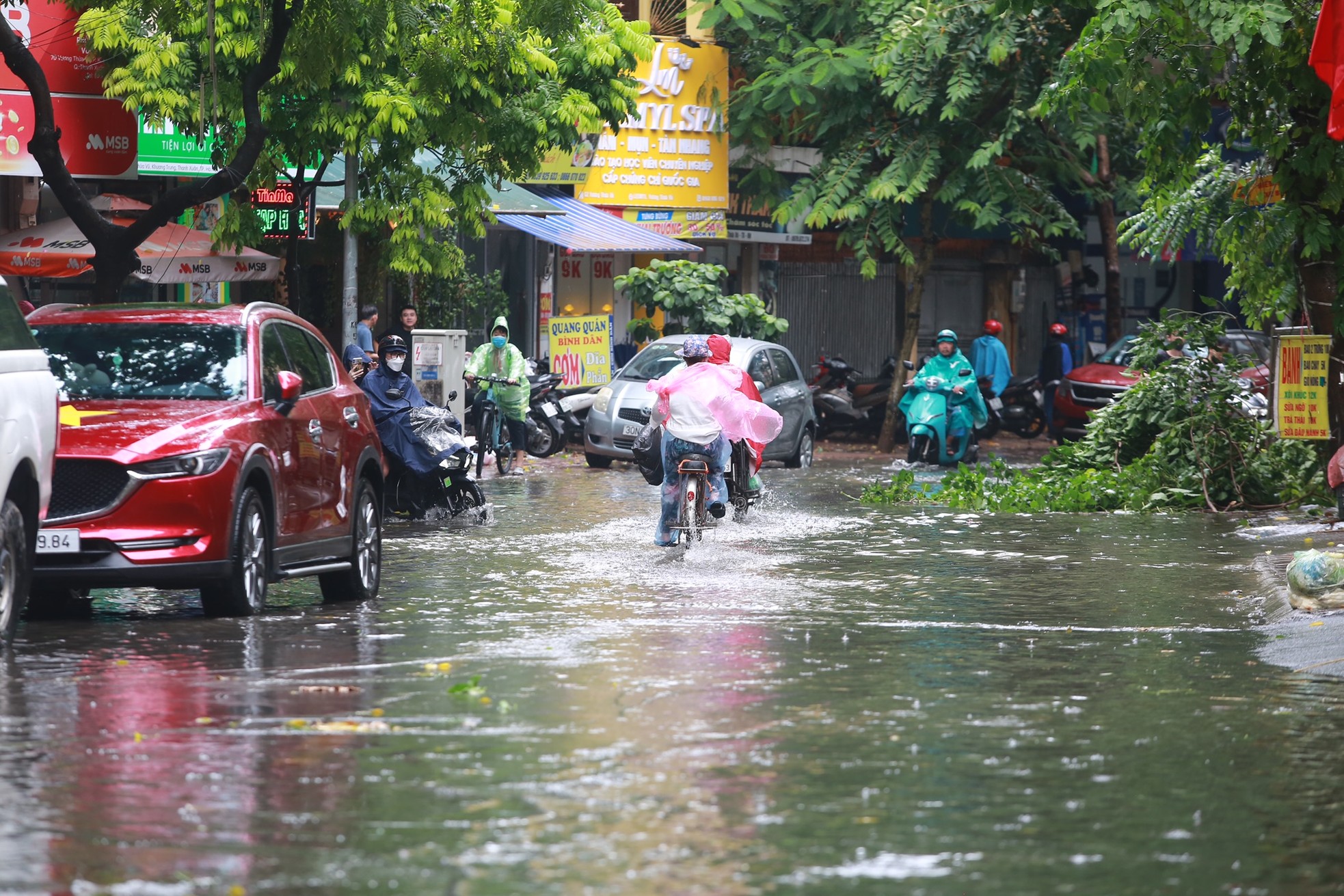 Cơn mưa dông bất chợt , đường phố Hà Nội ngập thành sông - Ảnh 19.