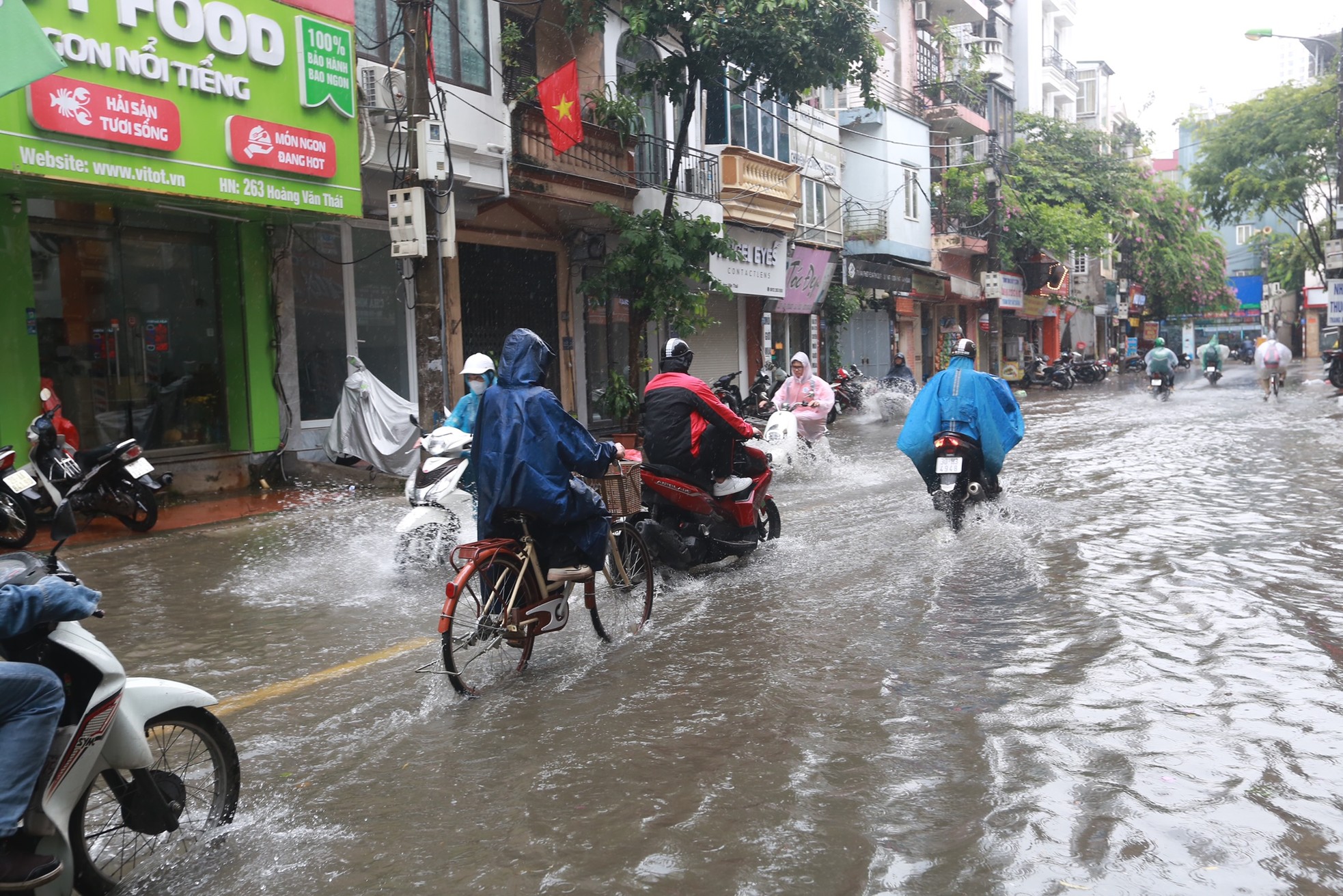 Cơn mưa dông bất chợt , đường phố Hà Nội ngập thành sông - Ảnh 11.