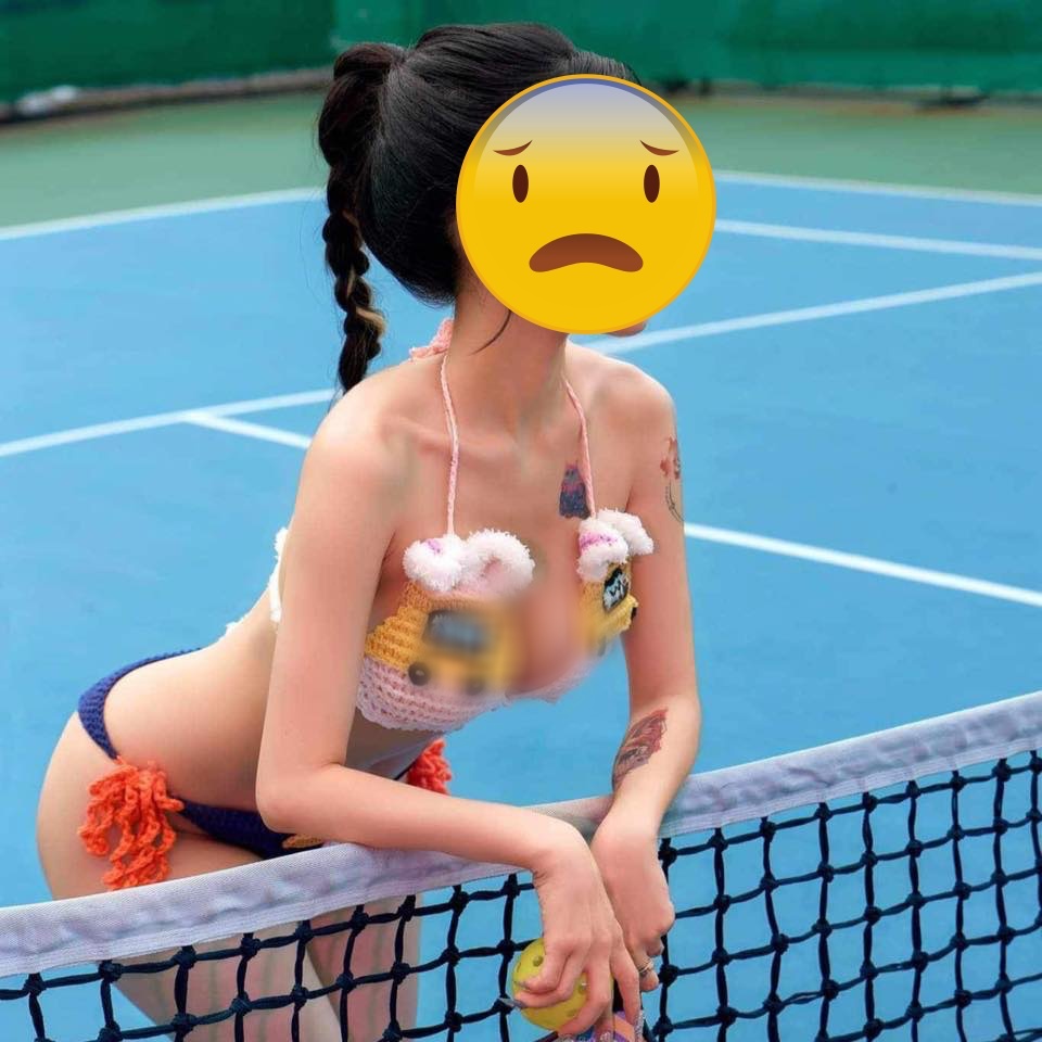 Mặc bikini 2 mảnh tạo dáng trên sân pickleball câu like: Phản cảm khủng khiếp!- Ảnh 3.