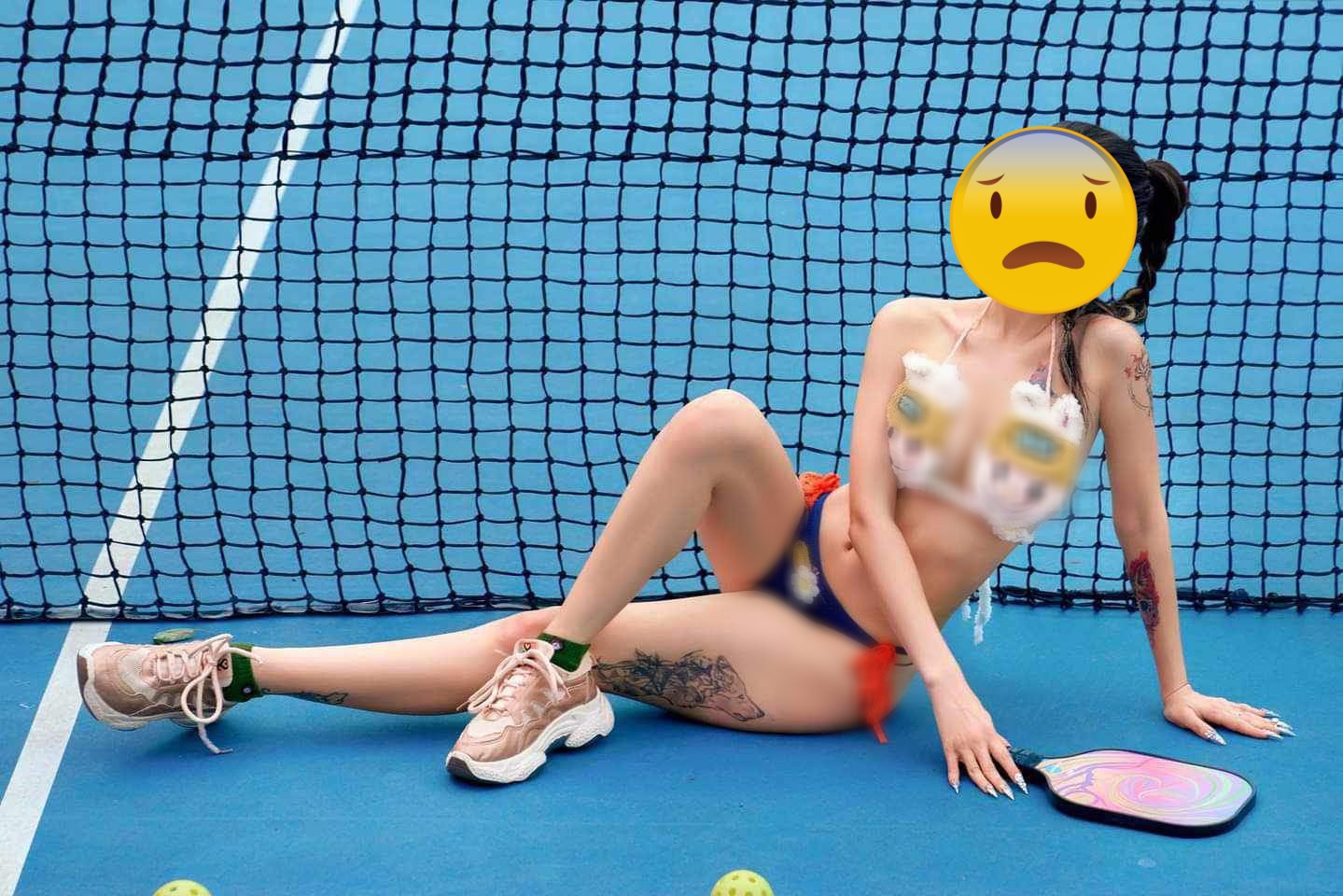 Mặc bikini 2 mảnh tạo dáng trên sân pickleball câu like: Phản cảm khủng khiếp!- Ảnh 2.