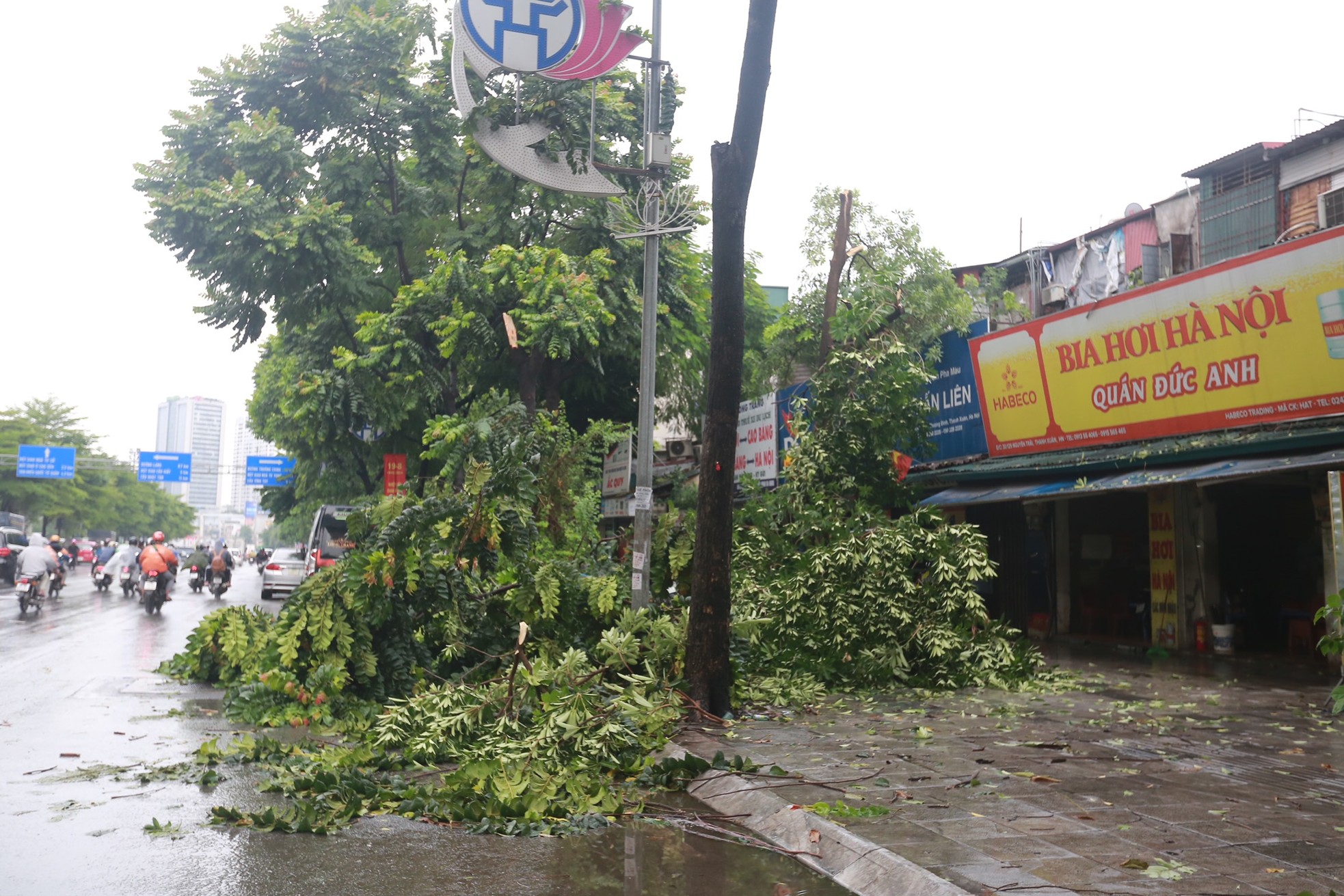 Cơn mưa dông bất chợt , đường phố Hà Nội ngập thành sông - Ảnh 23.