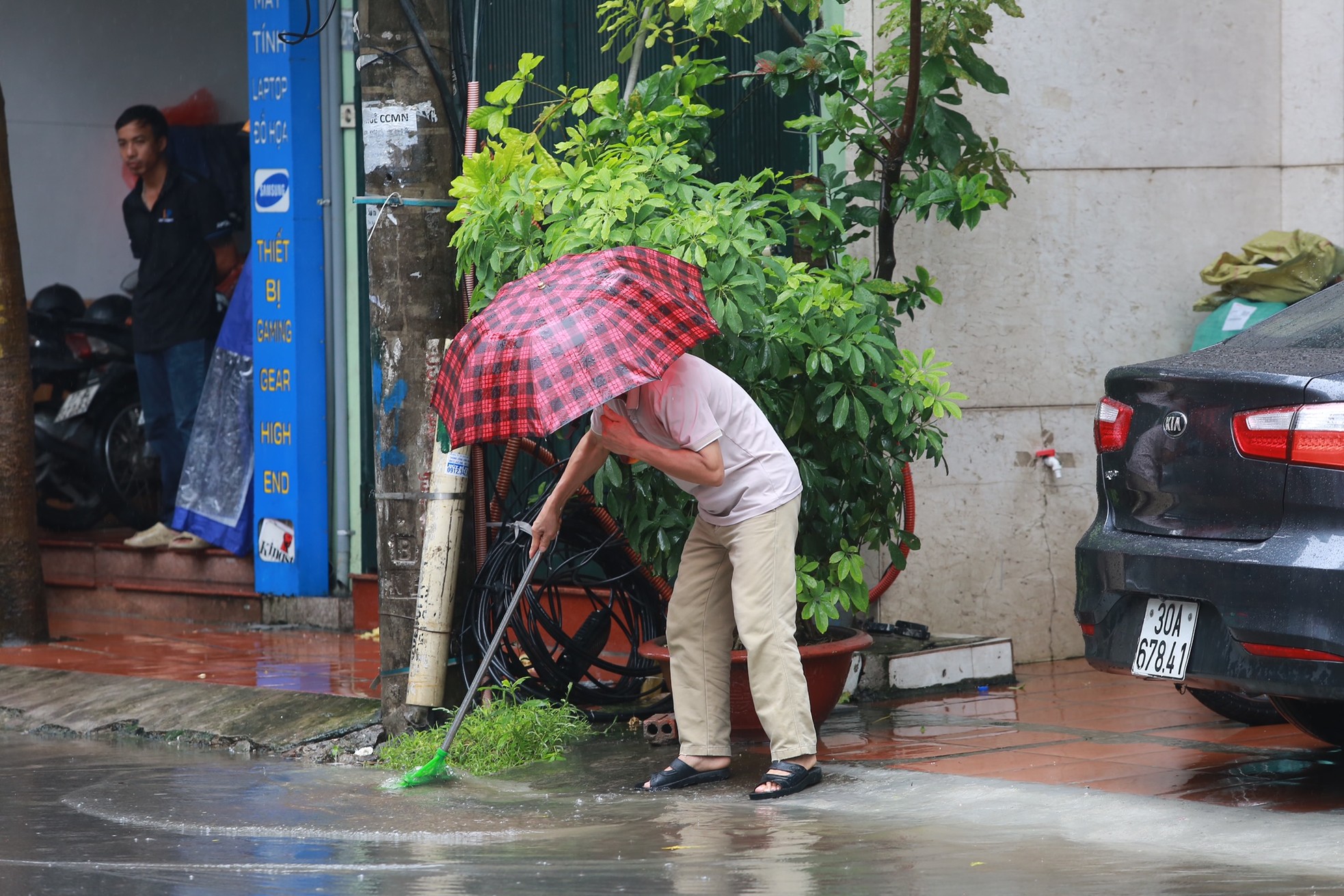 Cơn mưa dông bất chợt , đường phố Hà Nội ngập thành sông - Ảnh 14.