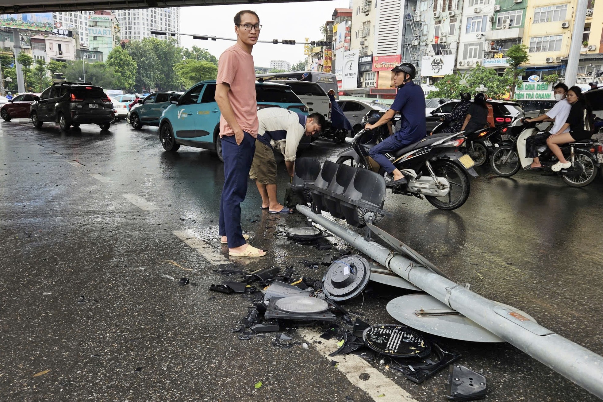 Cơn mưa dông bất chợt , đường phố Hà Nội ngập thành sông - Ảnh 29.