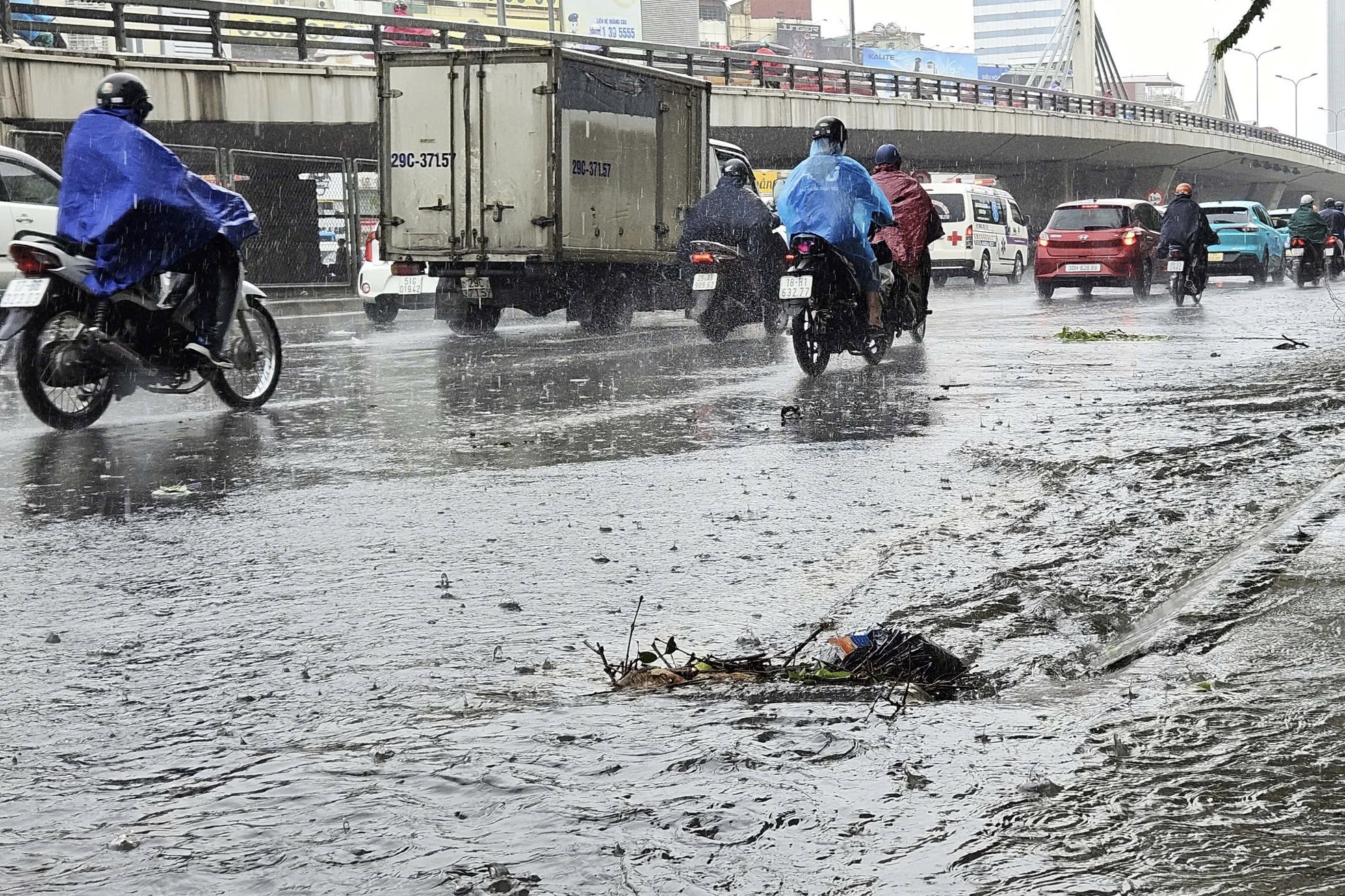 Cơn mưa dông bất chợt , đường phố Hà Nội ngập thành sông - Ảnh 2.