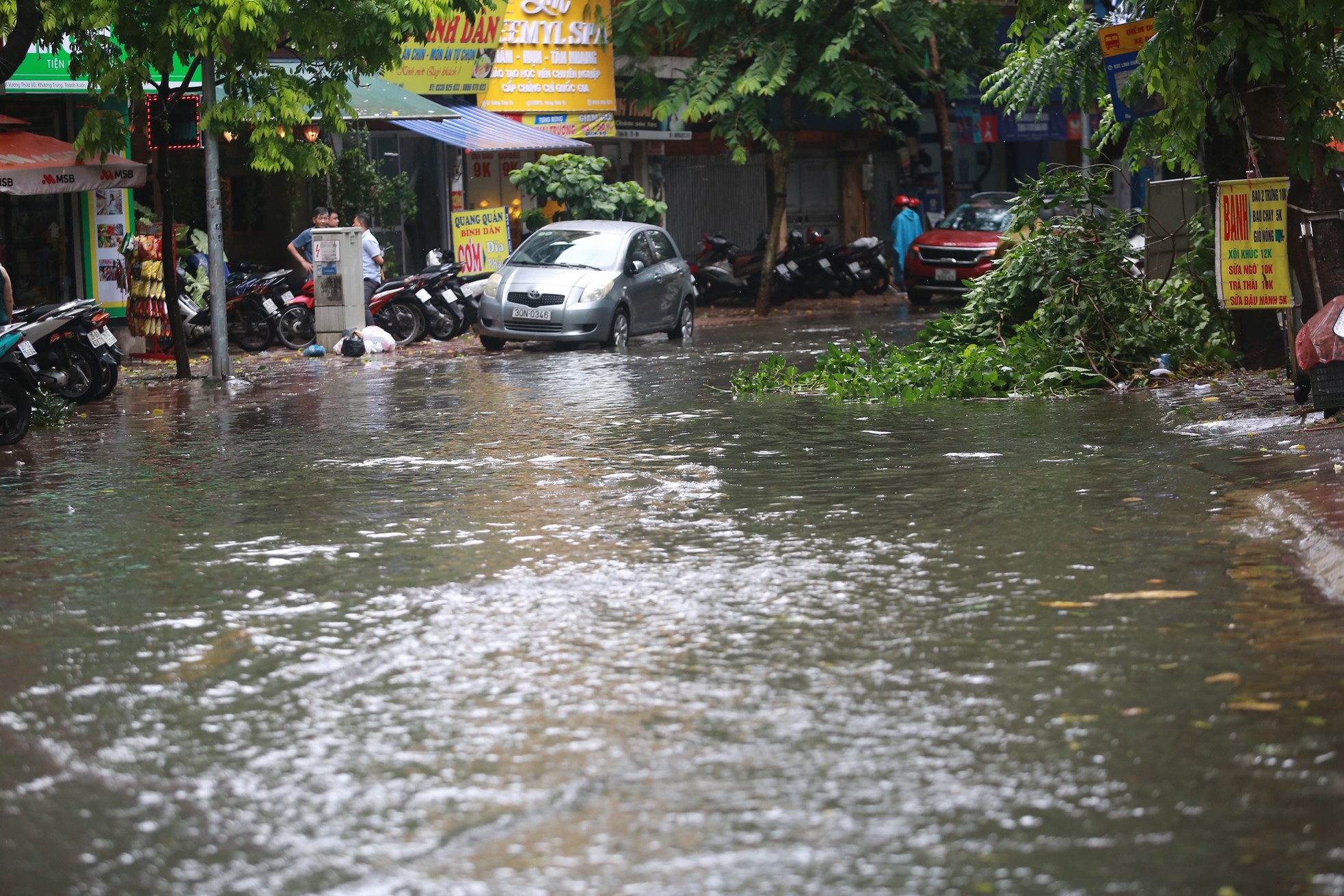 Cơn mưa dông bất chợt , đường phố Hà Nội ngập thành sông - Ảnh 16.