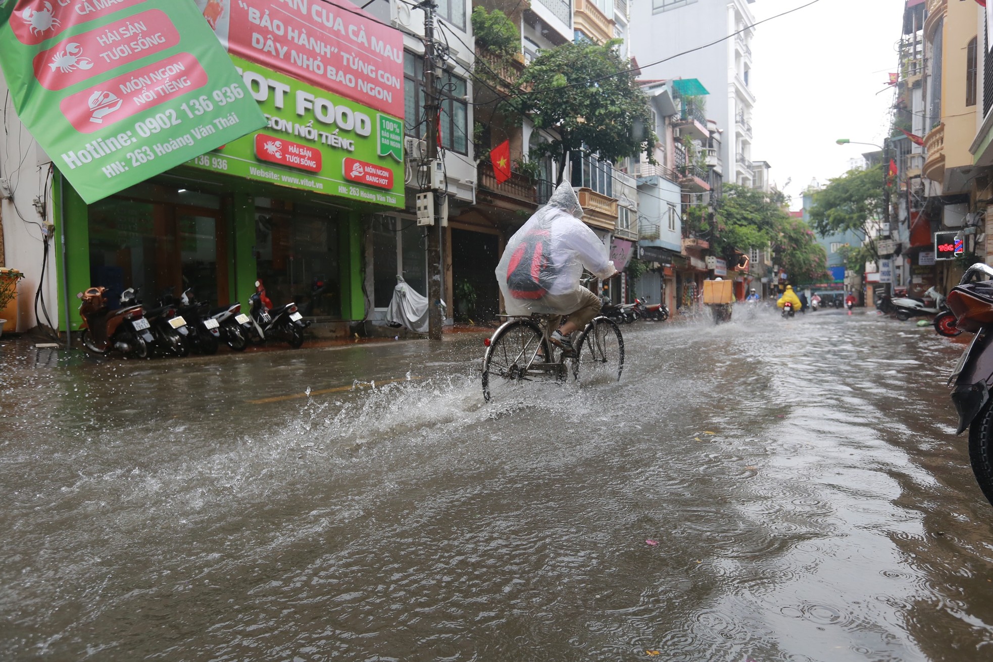 Cơn mưa dông bất chợt , đường phố Hà Nội ngập thành sông - Ảnh 5.