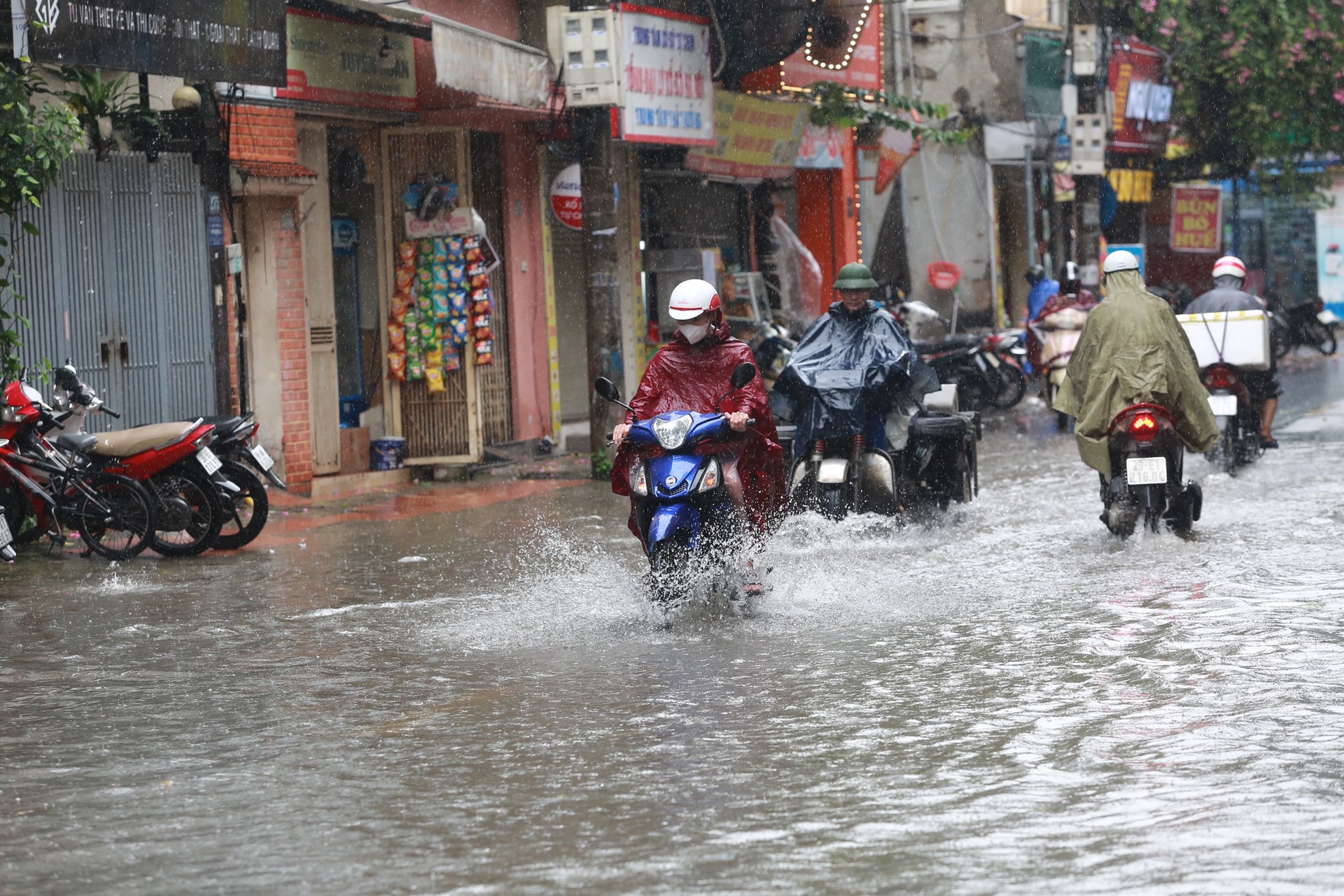 Cơn mưa dông bất chợt , đường phố Hà Nội ngập thành sông - Ảnh 8.