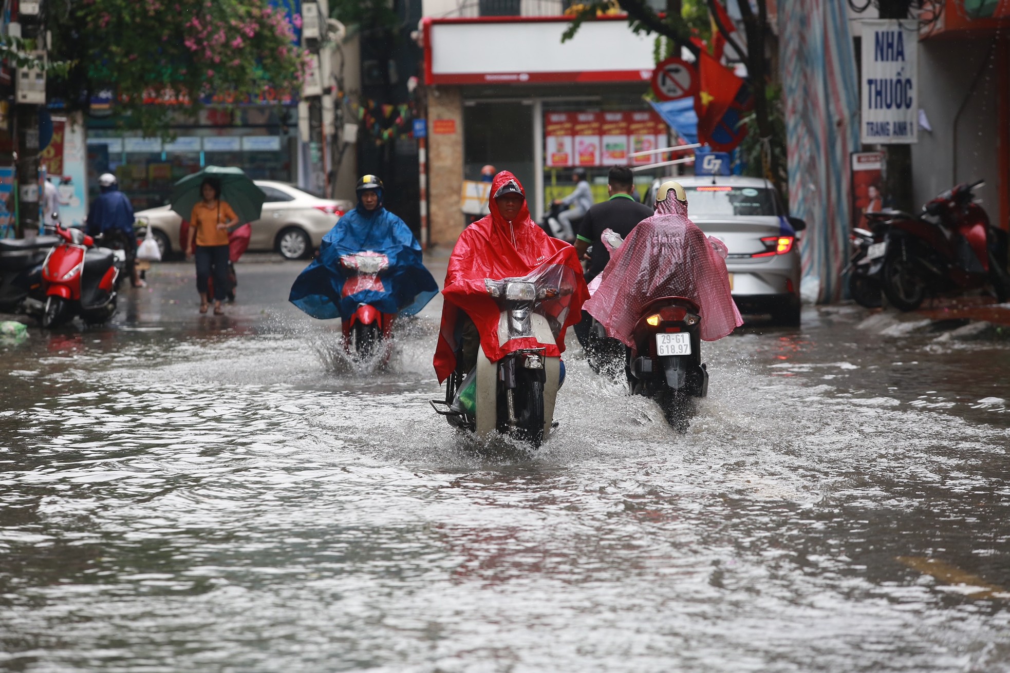 Cơn mưa dông bất chợt , đường phố Hà Nội ngập thành sông - Ảnh 6.