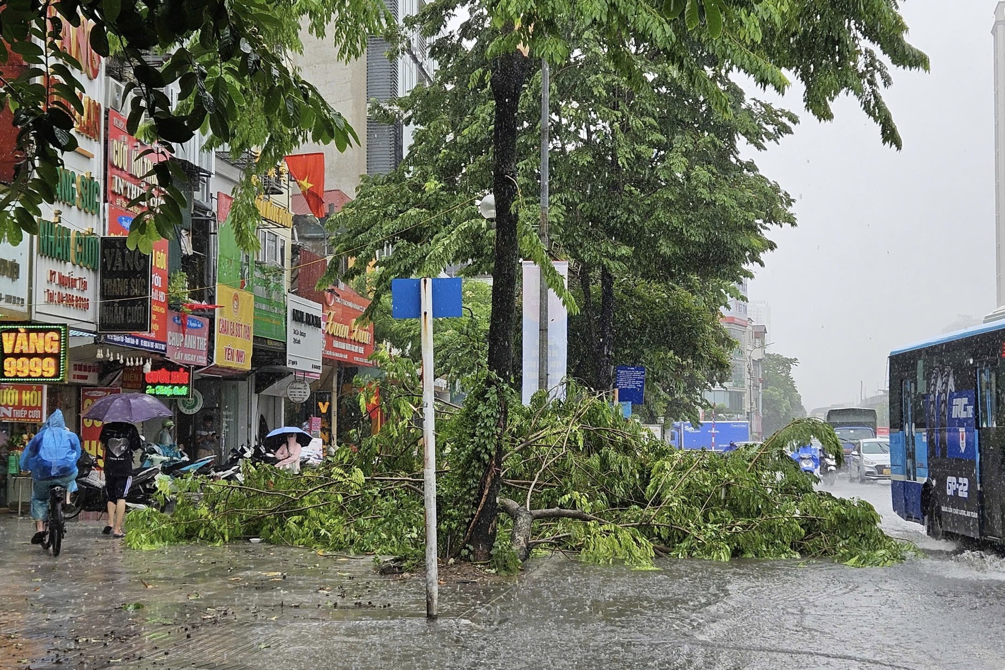 Cơn mưa dông bất chợt , đường phố Hà Nội ngập thành sông - Ảnh 27.