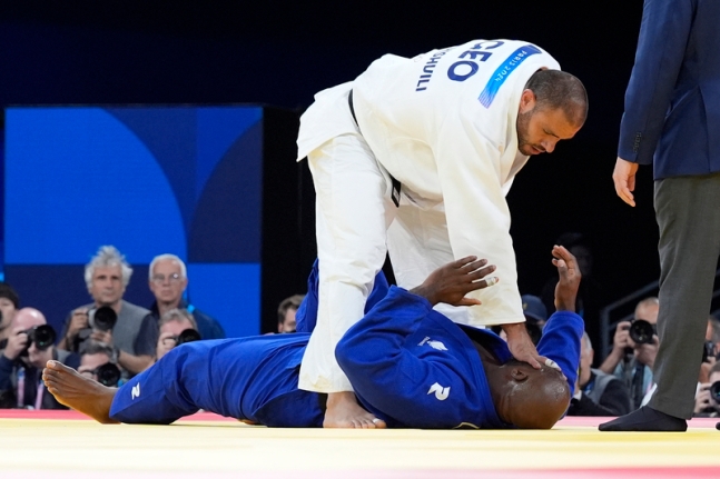 Cay cú vì thua trận, võ sĩ đá vào chỗ hiểm của huyền thoại judo gây phẫn nộ và cái kết bị trục xuất khỏi Olympic - Ảnh 1.