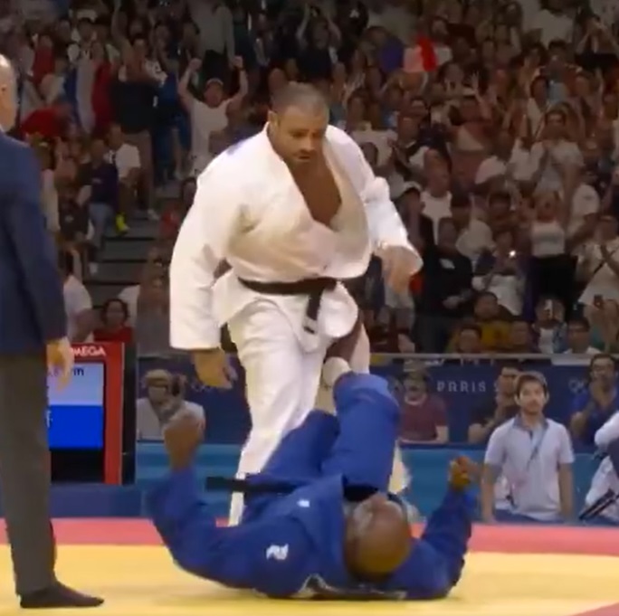 Cay cú vì thua trận, võ sĩ đá vào chỗ hiểm của huyền thoại judo gây phẫn nộ và cái kết bị trục xuất khỏi Olympic - Ảnh 2.