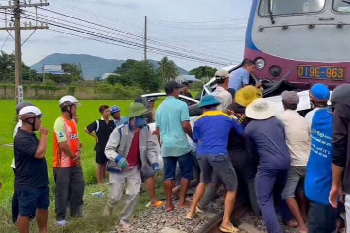 Ôtô bẹp dúm sau va chạm tàu hỏa Tại Bình Thuận , tài xế bị thương nặng - Ảnh 1.