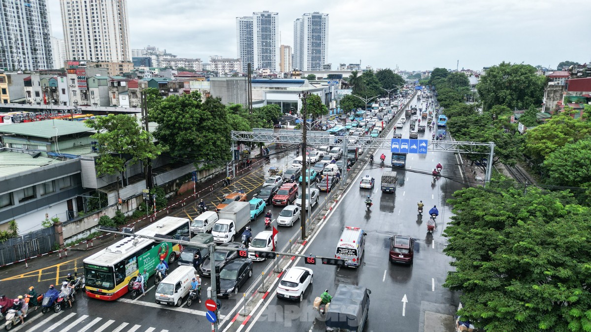 Giao thông Hà Nội ùn tắc kéo dài từ sáng đến trưa trước kỳ nghỉ lễ 2/9 - Ảnh 14.