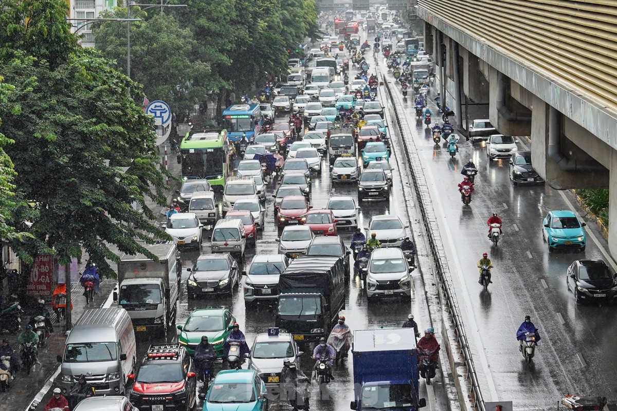 Giao thông Hà Nội ùn tắc kéo dài từ sáng đến trưa trước kỳ nghỉ lễ 2/9 - Ảnh 3.