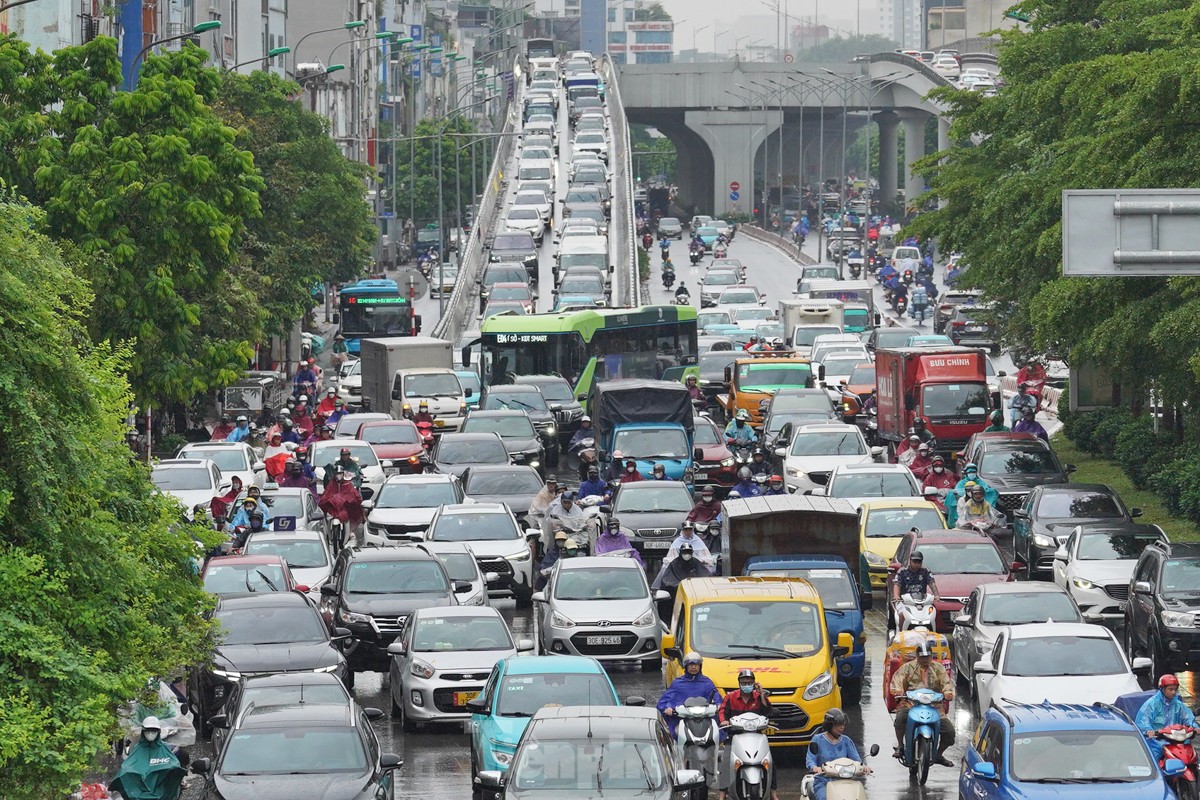 Giao thông Hà Nội ùn tắc kéo dài từ sáng đến trưa trước kỳ nghỉ lễ 2/9 - Ảnh 5.