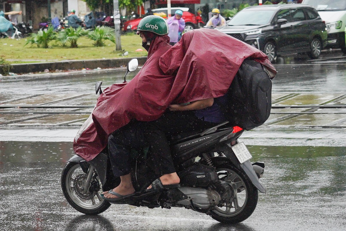 Giao thông Hà Nội ùn tắc kéo dài từ sáng đến trưa trước kỳ nghỉ lễ 2/9 - Ảnh 12.