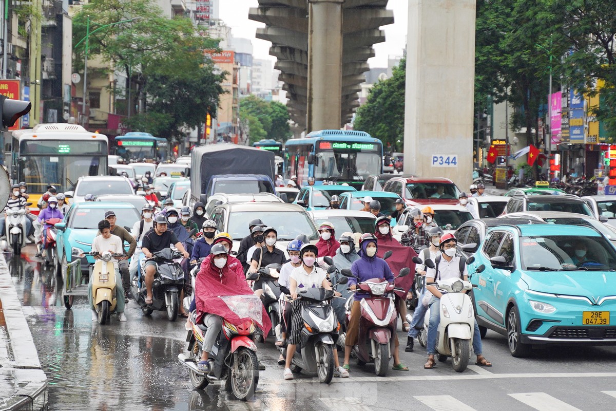 Giao thông Hà Nội ùn tắc kéo dài từ sáng đến trưa trước kỳ nghỉ lễ 2/9 - Ảnh 1.