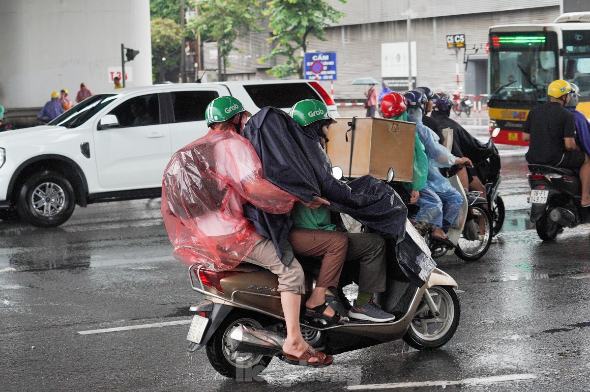 Giao thông Hà Nội ùn tắc kéo dài từ sáng đến trưa trước kỳ nghỉ lễ 2/9 - Ảnh 11.