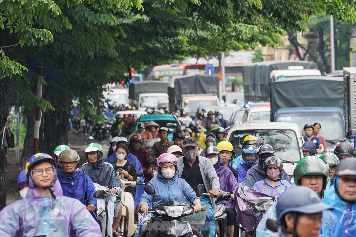 Giao thông Hà Nội ùn tắc kéo dài từ sáng đến trưa trước kỳ nghỉ lễ 2/9 - Ảnh 9.