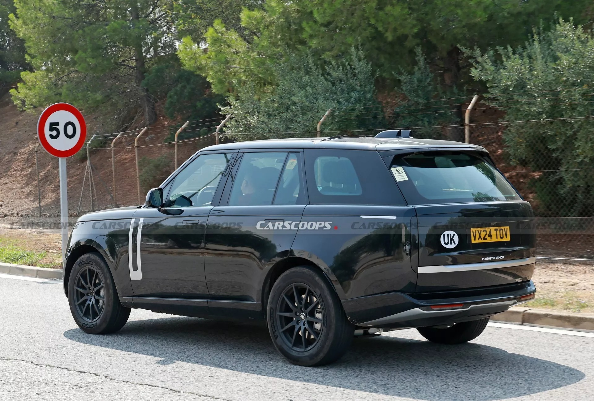 Range Rover thuần điện lộ diện hoàn chỉnh: Mới chạy thử đã có hơn 40.000 người đặt mua, hãng hứa hẹn khả năng lội nước cực đỉnh- Ảnh 2.