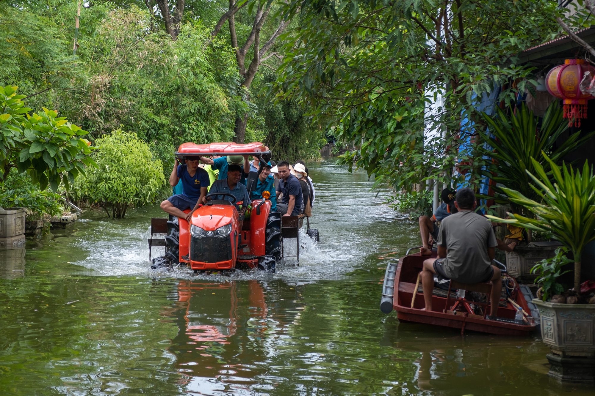 Toàn cảnh cuộc sống người dân ngoại thành Hà Nội bên trong những ngôi nhà nằm giữa "rốn lũ" Chương Mỹ - Ảnh 8.