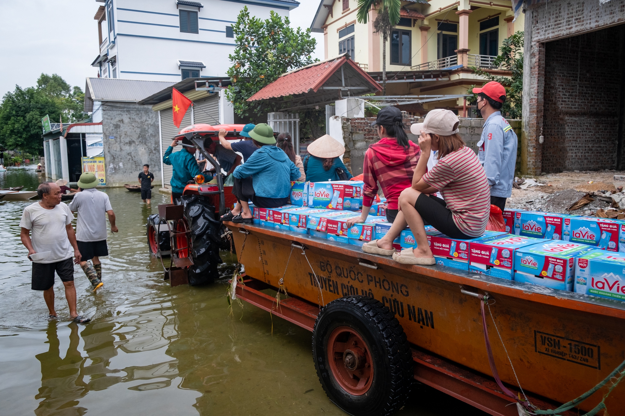 Toàn cảnh cuộc sống người dân ngoại thành Hà Nội bên trong những ngôi nhà nằm giữa "rốn lũ" Chương Mỹ - Ảnh 10.