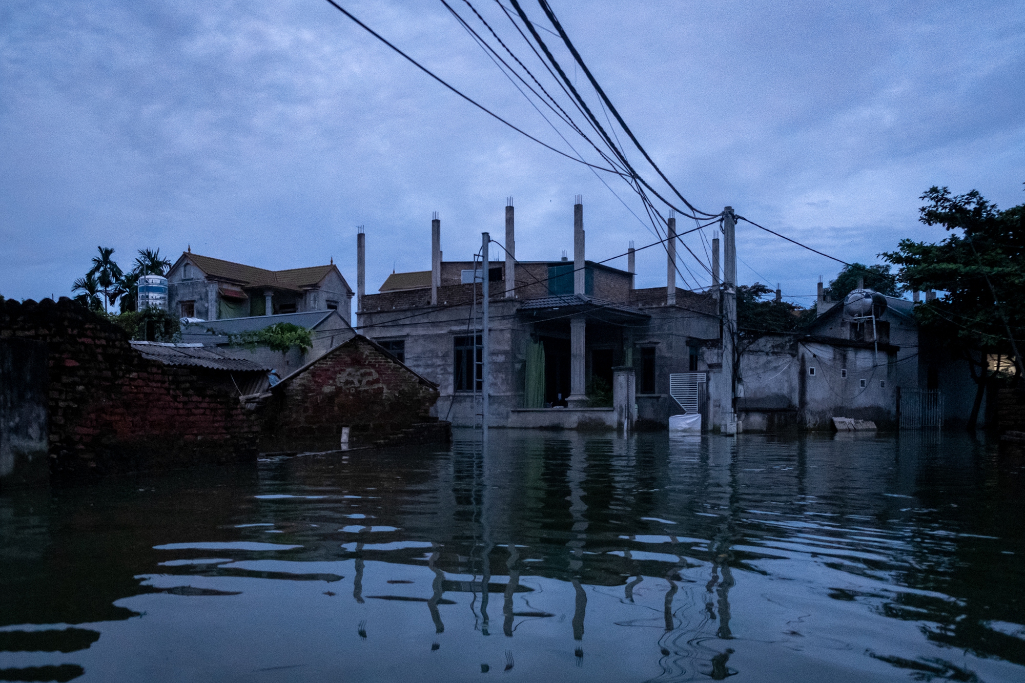 Toàn cảnh cuộc sống người dân ngoại thành Hà Nội bên trong những ngôi nhà nằm giữa "rốn lũ" Chương Mỹ - Ảnh 18.