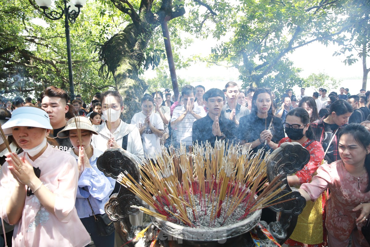 Chen chân lễ Phủ Tây Hồ trong ngày đầu tháng 'cô hồn' - Ảnh 12.