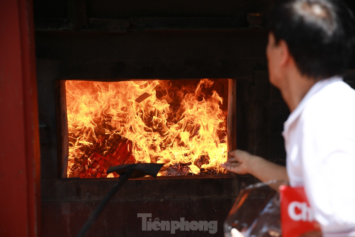 Chen chân lễ Phủ Tây Hồ trong ngày đầu tháng 'cô hồn' - Ảnh 19.